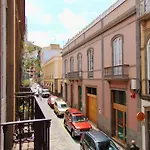 Traditional Townhouse With Private Rooftop Terrace