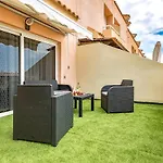 Yellow 3 Bedroom Large Apartment For 10 Guests