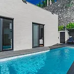 Laurel Villa With Heated Pool