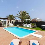 Eslanzarote Villa Rosa, Heated Pool, Jacuzzi, Super Wifi, Sat Tv