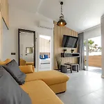 Apart Luxury Apartment In Island Village.