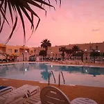 Modern 3 Bedroom House With Large Pool And Fast Internet, 100Ft From The Sea - Sleeps 6