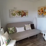 Neu Renoviert! Charmantes Und Gemuetliches Appartement Mit Balkon Und Meerblick