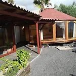 Wunderschoener Pavillon Aus Holz +Wohnkuechenhoehle