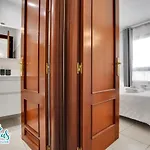Hibiscus House, Charming 1-Bed Flat Located 300 M From The Beach
