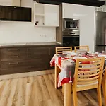 Near The Port, Wide, Confortable, Wi-Fi, Terrace, Aircon