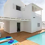 Lovely 3-Bed Villa In Puerto Del Carmen