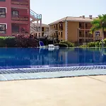 Luminoso Y Elegante, Piscinas Y Pistas De Padel