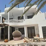 Una Villa Romantica Justo A La Playa De Sotavento