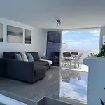 Stunning 2 Bedroom 2 Bathroom 2 Minutes To Beach