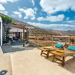 Eco Vineyard Cottage - Fantastic Views - 5 Mins Drive To Arrieta Beach