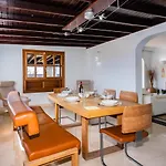 Inviting 3-Bed Villa In Playa Blanca