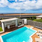 Inviting 3-Bed Villa In Playa Blanca