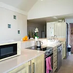 Ocean View Penthouse - Central Location - 100M To The Beach