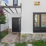 3Br House - Parking - Pool - 15 Min Walk To Beach