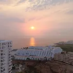 Apto Increible, Acogedor, Luminoso De Ambiente Muy Relajante Con Excelentes Vistas Y Servicios/ Amazing Apt With Sunset Lovely Views