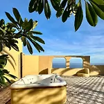 Jacuzzi Oasis: Space & Comfort