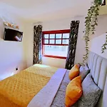 Strelitzia Apartment - Ocean View & Heated Pool