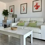 2 Bdr Penthouse Apt, Sea Views, Heated Pool K211