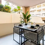 Castle Harbour Elegant 1-Bedroom Apartment - Heated Pool, Air Conditioning & Fiber Internet In Los Cristianos