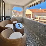 Very Spacious 2 Bed Apt In Castle Harbour C203