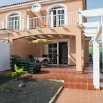 Modernes Ferienhaus Mit Terrasse Und Balkon