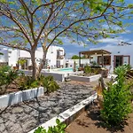 Sala Botanica Studio - Shared Pool - Central Island Location - 10 Mins Drive To Famara And La Santa