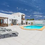 Rincon Botanico Studio - Shared Pool - Central Island Location - 10 Mins Drive To Famara And La Santa