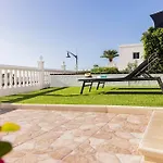 The Daisies - Sunny, Modern Apartment
