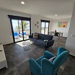 Las Norias Apartamentos & Grill