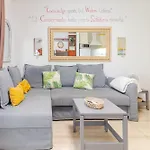 Flatguest - Flat With Art