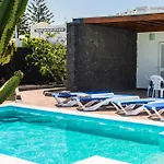 Villa Aleksandra Spacious For 8 Guests, Heated Pool, Mountain Views