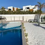 Villa Di Lusso Con Piscina E Piccola Spiaggia