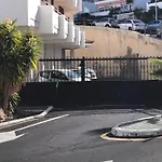 Los Cristianos Vistas Al Mar Y Cerca De La Playa