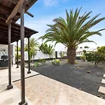 Home2Book Serene Canary Style House, Garden & Pool