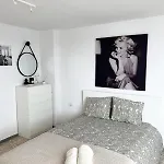 Lovely 2 Bedroom With Balcony
