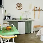 Casa Kira Camarote, Macher