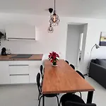Seaview Modern Apartment In Downtown