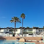 Agreable Bungalow Avec Grande Terrasse Et Piscine