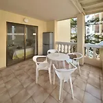 One Bed, Large Balcony In Castle Harbour C103