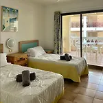 One Bed, Large Balcony In Castle Harbour C103