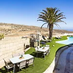 Apartamentos Y Estudios Oasis Tenerife Rentals Con Piscina Climatizada Y Cocina Exterior