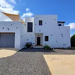 Lajares Villa-Sleeps 6-Free Parking-Playground