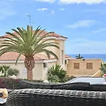Charming Semi- Detached Villa In Mirador Del Duque