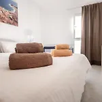 Modern 1 Bed Apartment, Minutes From The Beach