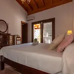 Villa With Heated Pool & Mountain Views