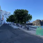 Manolo Pris En El Mar Teide Con Piscina Natural