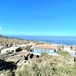 Estupenda Casa En El Pueblo De Los Llanillos