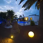 Extraordinary Playa Blanca Villa 3 Bedrooms Villa Naraku Spacious Sun Terrace Outdoor Pool, Hot Tub And Bbq Playa Blanca