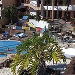 Apartment With Pool And Gardens